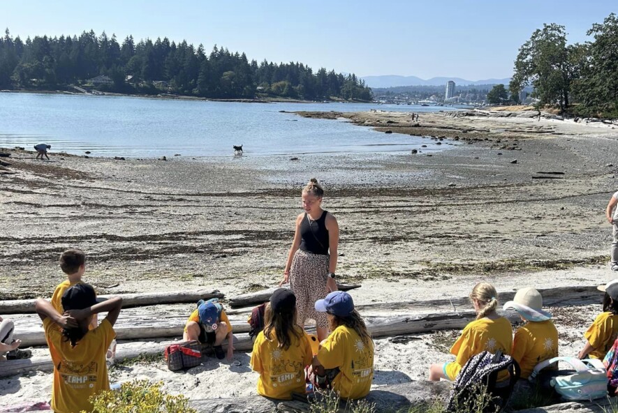 Des enfants du camp d’été francophone de Nanaimo à la plage en 2024 | Association des francophones de Nanaimo  