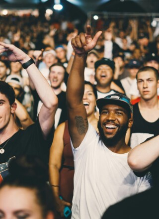 Statistique Canada indique que les personnes racisées de moins de 45 ans, hommes ou femmes, sont les plus touchées par la discrimination, avec des taux plus élevés parmi les membres de la communauté LGBTQIA+
| Unsplash, Nicholas Green  