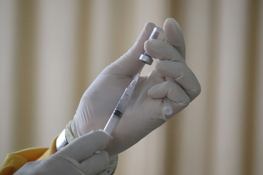 Josie Osborne, ministre de la Santé, annonce que les changements au programme de vaccination du virus du papillome humain s’inscrivent dans le plan d'action de lutte contre le cancer en C.-B. | Unsplash, Mufid Majnun  