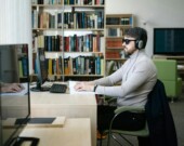Sandra Grib, conseillère en insertion professionnelle à la Neil Squire Society, explique que lorsqu'une personne informe un employeur de son handicap, celui-ci est tenu de mettre en place des mesures d'adaptation | Unsplash, Muhammad Asim  