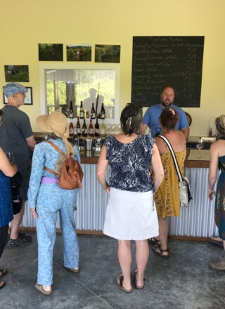 Des entreprises francophones, comme le vignoble Red Bird à Creston, seront plus faciles à découvrir grâce au futur répertoire numérique des services en français financé par la subvention provinciale | Allen James Rollin  