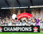 Les Whitecaps soulèvent la Coupe des Voyageurs 2025 après leur victoire en finale du Championnat canadien.  — Hugo Goubel 