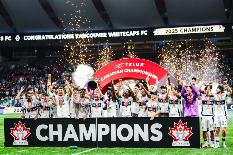 Les Whitecaps soulèvent la Coupe des Voyageurs 2025 après leur victoire en finale du Championnat canadien.  — Hugo Goubel 