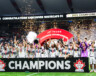 Les Whitecaps soulèvent la Coupe des Voyageurs 2025 après leur victoire en finale du Championnat canadien.  — Hugo Goubel 