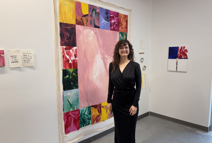 Laurence Belzile, artiste québécoise installée à Vancouver depuis 3 ans, apprécie la cohabitation au sein des studios de l'Alliance française  