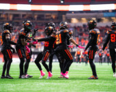 Les BC Lions célèbrent leur deuxième touchdown. — Hugo Goubel