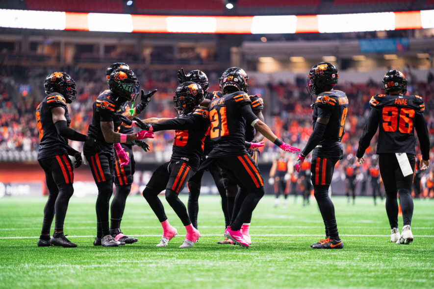 Les BC Lions célèbrent leur deuxième touchdown. — Hugo Goubel