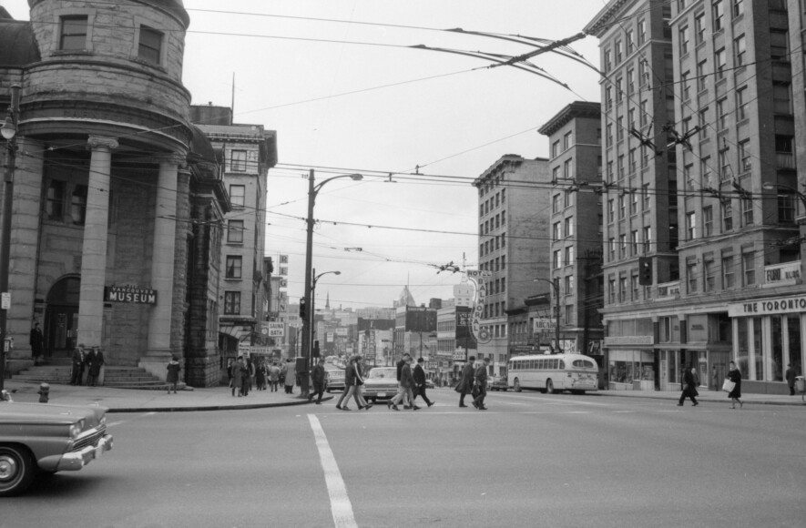 Vue ouest de la rue East Hastings depuis la rue Main dans le Downtown Eastside, 1968 | City of Vancouver Archives, COV-S644-: CVA 1095-06897, Vancouver (B.C.). Planning Department  