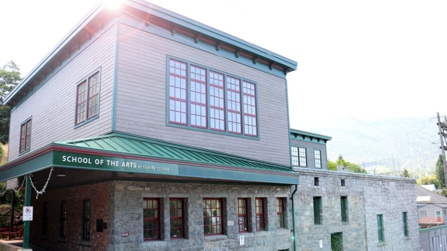 Le Kootenay Studio Arts, fondé en 1958 sous le nom de Kootenay School of the Arts, a adopté son nom actuel en 2012, après son intégration à Selkirk College en 2006 | Selkirk College  