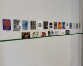 Aperçu des premières cartes postales disposées sur les murs de la galerie.  