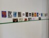 Aperçu des premières cartes postales disposées sur les murs de la galerie.  