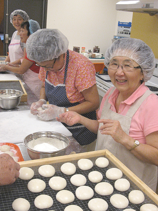 Members of the NNMCC Auxiliary making mochi. &mdash; Photo courtesy of Yoshi Hashimoto