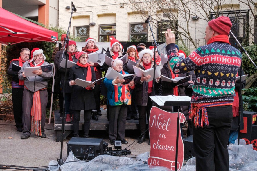 La chorale Les Décibels en concert lors du Marché de Noël de Bastion Square, le 29 novembre dernier | Dominique Wozniack  