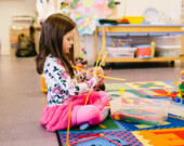 Le Conseil scolaire francophone et la Fédération des parents francophones de la Colombie-Britannique ont conjointement lancé « Tiens-moi la main, j’embarque! » en 2012 | Conseil scolaire francophone  