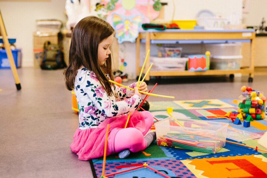 Le Conseil scolaire francophone et la Fédération des parents francophones de la Colombie-Britannique ont conjointement lancé « Tiens-moi la main, j’embarque! » en 2012 | Conseil scolaire francophone  
