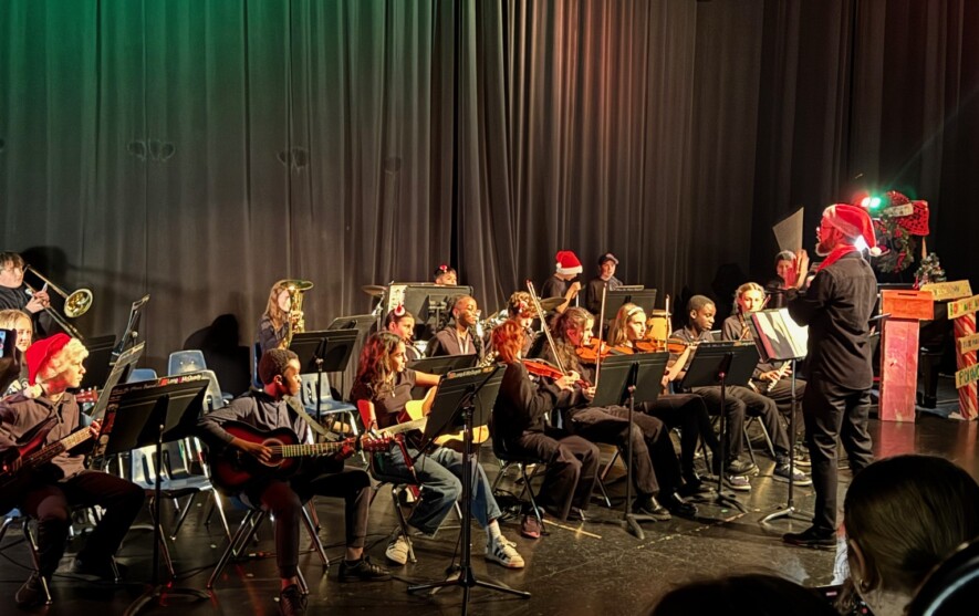 Des jeunes de l’école Victor-Brodeur ont offert une prestation orchestrale durant le marché d’hiver | Martin Bouchard
  