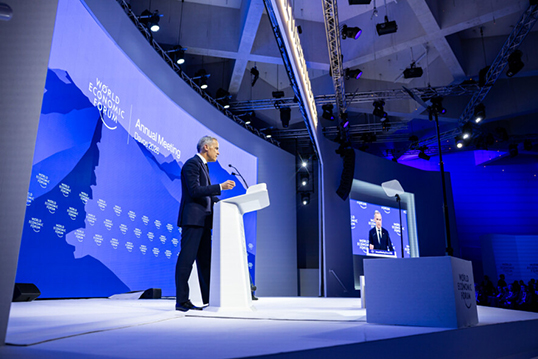 Mark Carney était devant un public qu’il connait bien au Forum économique de Davos. | Photo : ©2026 World Economic Forum-Ciaran McCrickard – CC BY-NC-SA 4.0  