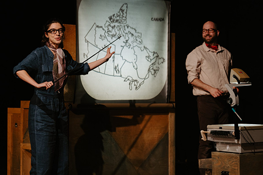 Bianca Richard et Gabriel Robichaud se produiront au théâtre de l’Alliance française de Vancouver dans le cadre de leur pièce Parler Mal. | Photo par Annie France Noël  