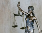 La Cour provinciale de la Colombie‑Britannique, créée en 1969, a été l’une des premières au Canada à formaliser un cadre professionnel pour ses juges | Unsplash, Tingey Injury Law Firm  