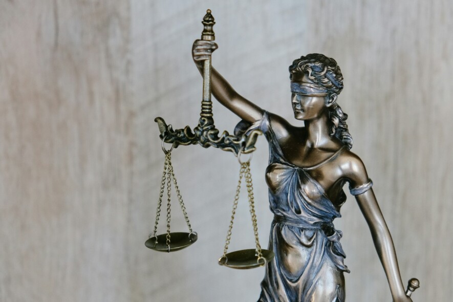 La Cour provinciale de la Colombie‑Britannique, créée en 1969, a été l’une des premières au Canada à formaliser un cadre professionnel pour ses juges | Unsplash, Tingey Injury Law Firm  