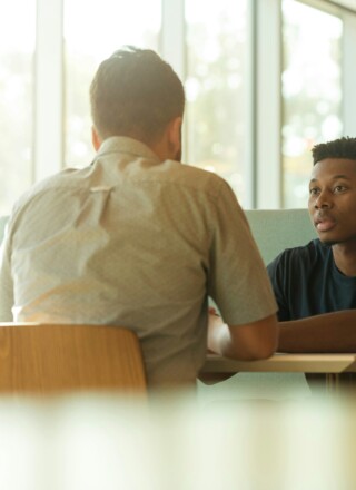 Emploi CB soutient les francophones de la province dans leurs démarches d’emploi grâce à un accompagnement personnalisé | Unsplash, LinkedIn Sales Solutions  
