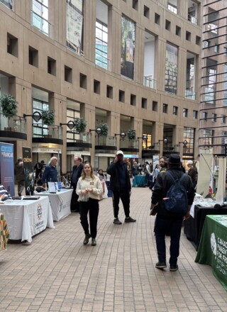 Une vingtaine de kiosques représentaient les organismes et associations qui font vivre la francophonie en Colombie-Britannique.  