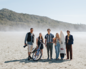 Les dix épisodes de la première saison de « Surf Bay, côte Ouest », offerts en intégralité sur TV5+ et Crave dès le 24 avril, mettent en vedette, par ordre d'apparition, Fred (Karl Walcott), Zoelie (Mia Wistaff), Noah (Henri Richer-Picard), Margot Swan (Camille Felton) et Lou (Tony Giroux) | Locomotive Media et Reign Films  
