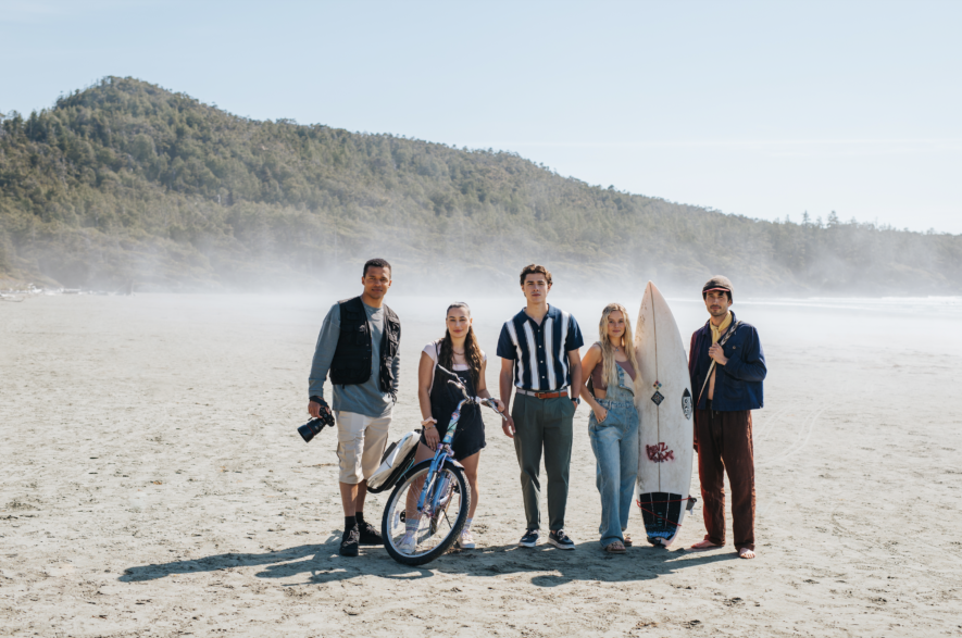 Les dix épisodes de la première saison de « Surf Bay, côte Ouest », offerts en intégralité sur TV5+ et Crave dès le 24 avril, mettent en vedette, par ordre d'apparition, Fred (Karl Walcott), Zoelie (Mia Wistaff), Noah (Henri Richer-Picard), Margot Swan (Camille Felton) et Lou (Tony Giroux) | Locomotive Media et Reign Films  
