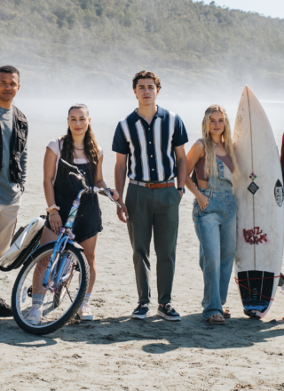 Les dix épisodes de la première saison de « Surf Bay, côte Ouest », offerts en intégralité sur TV5+ et Crave dès le 24 avril, mettent en vedette, par ordre d'apparition, Fred (Karl Walcott), Zoelie (Mia Wistaff), Noah (Henri Richer-Picard), Margot Swan (Camille Felton) et Lou (Tony Giroux) | Locomotive Media et Reign Films  