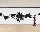 Teresita Fernández (New York), Island Universe 2, 2023. Charbon sur mur, dimensions variables | Musée des beaux-arts de Vancouver  