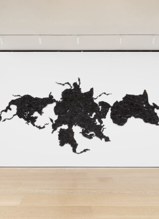 Teresita Fernández (New York), Island Universe 2, 2023. Charbon sur mur, dimensions variables | Musée des beaux-arts de Vancouver  
