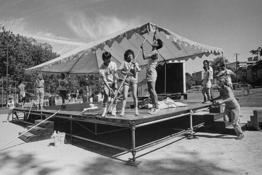Volunteers building the Diamond Stage. | Tamio Wakayama, 1988.   