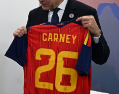 Le capitaine Carney porte le chandail numéro 26. | Photo par La Moncloa - Gobierno de España  