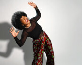Après une courte pause, Kelly Bado est de retour sur scène et présente des extraits de son album Belles Âmes. | Photo du Centre Culture francophone de Vancouver  