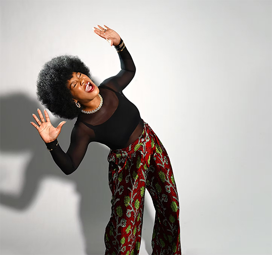Après une courte pause, Kelly Bado est de retour sur scène et présente des extraits de son album Belles Âmes. | Photo du Centre Culture francophone de Vancouver  