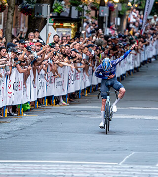 Le 8 juillet, Cambie Street et Water Street vibreront au rythme du Gastown Grand Prix pour une journée sportive mémorable. | Photo par Scott Robarts Photography  