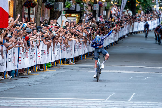 Le 8 juillet, Cambie Street et Water Street vibreront au rythme du Gastown Grand Prix pour une journée sportive mémorable. | Photo par Scott Robarts Photography  