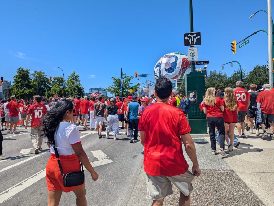 Des supporters de l'équipe canadienne se rassemblent devant Science World à Vancouver | Courtoisie  