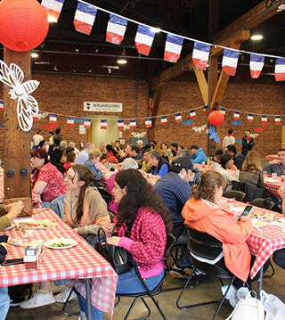 Le Bastille Day Festival fait vivre l’esprit du 14 juillet à Vancouver en rassemblant les amoureux de la culture française. | Photo de Bastille Day Festival  