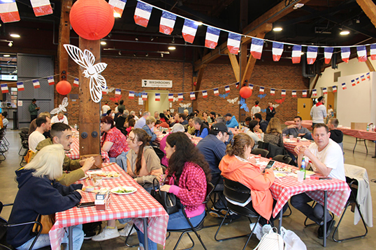 Le Bastille Day Festival fait vivre l’esprit du 14 juillet à Vancouver en rassemblant les amoureux de la culture française. | Photo de Bastille Day Festival  