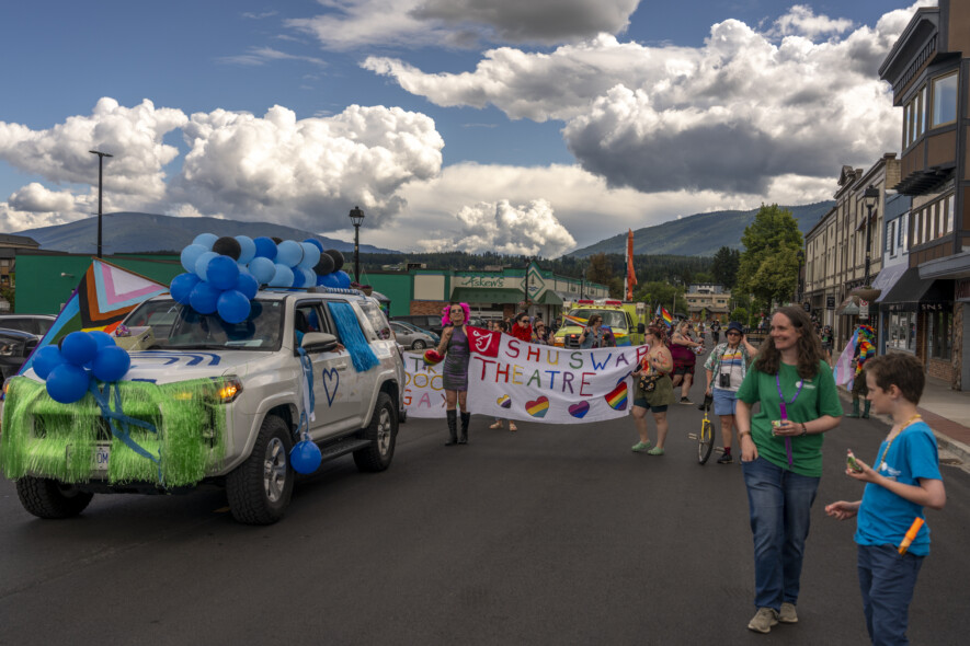Le premier défilé de la Fierté de Salmon Arm a traversé le centre-ville en juin 2026 | Zev Tiefenbach  