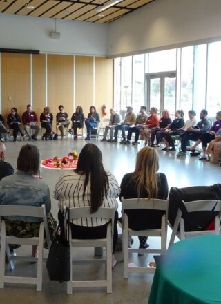 Un cercle de dialogue organisé dans le cadre de l’initiative de quartier restauratif de Hastings-Sunrise | Peace of the Circle  