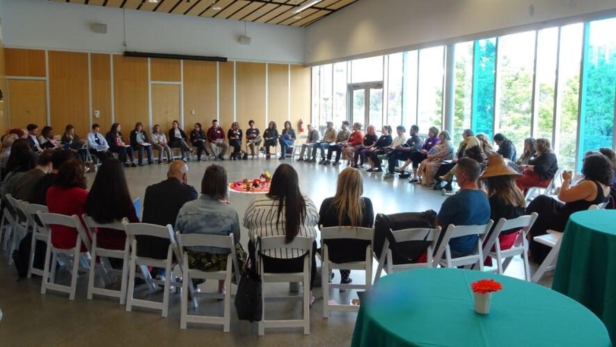 Un cercle de dialogue organisé dans le cadre de l’initiative de quartier restauratif de Hastings-Sunrise | Peace of the Circle  