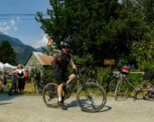 Chaque année, le Slow Food Cycle Sunday invite les visiteurs à découvrir les fermes et les produits locaux de Pemberton à vélo. &mdash; Crédit Photo : Pemberton Tourism