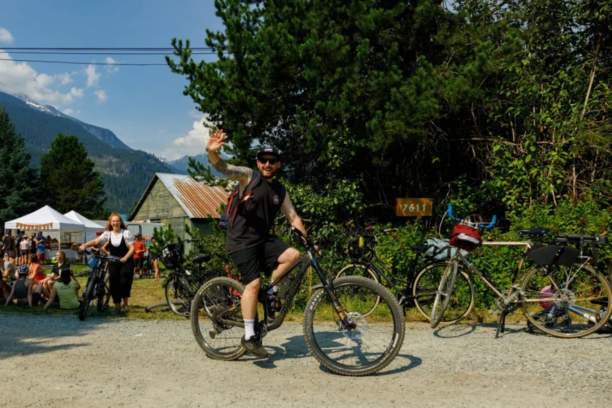Chaque année, le Slow Food Cycle Sunday invite les visiteurs à découvrir les fermes et les produits locaux de Pemberton à vélo. &mdash; Crédit Photo : Pemberton Tourism