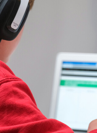 La formation à distance, un levier pour rendre l’éducation collégiale en français accessible partout en Colombie-Britannique. | Photo de Compare Fibre, Unsplash  