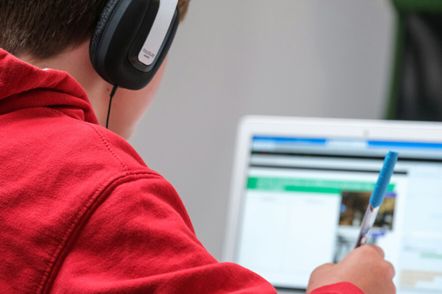 La formation à distance, un levier pour rendre l’éducation collégiale en français accessible partout en Colombie-Britannique. | Photo de Compare Fibre, Unsplash  