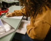 La préparation à un examen de langue française représente un investissement important pour les nouveaux arrivants qui souhaitent renforcer leur projet d’immigration | Pexels  