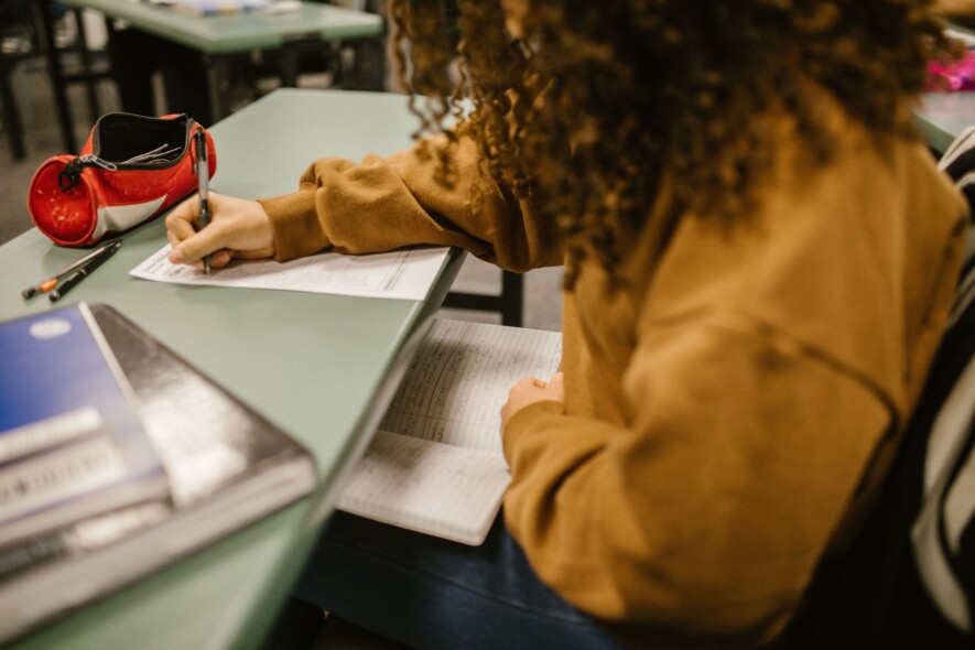 La préparation à un examen de langue française représente un investissement important pour les nouveaux arrivants qui souhaitent renforcer leur projet d’immigration | Pexels  