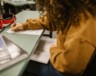 La préparation à un examen de langue française représente un investissement important pour les nouveaux arrivants qui souhaitent renforcer leur projet d’immigration | Pexels  